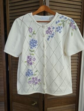 VINTAGE. Alfred Dunner  Short Sleeve Knit Cardigan with  Embroidery
